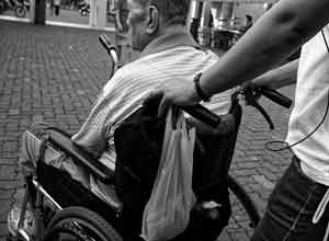 Comprar sillas de ruedas online. Imagen de Kevin Phillips en Pixabay.